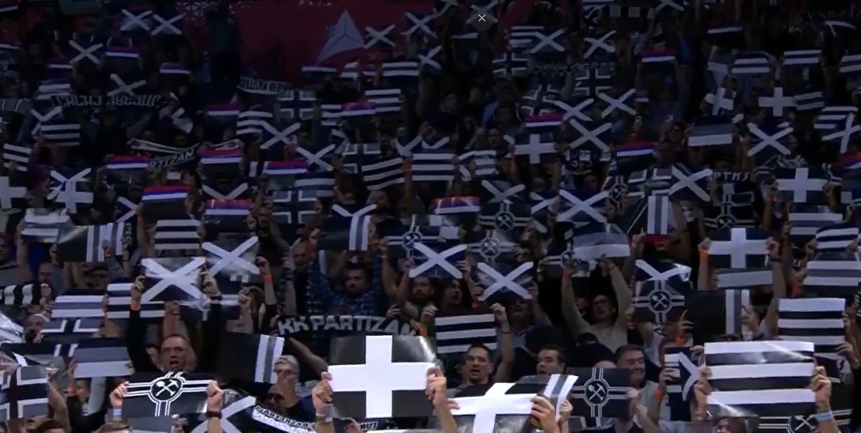 Τι συμβολίζουν τα πλακάτ της Παρτίζαν που συνθέτουν ένα... απέραντο ασπρόμαυρο κορεό (video)