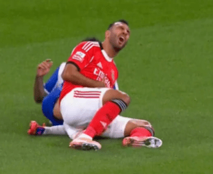 «Απάντησε» στην Πόρτο η Μπενφίκα - Ανάρτησε βίντεο με αγκωνιές εις βάρος του Παυλίδη