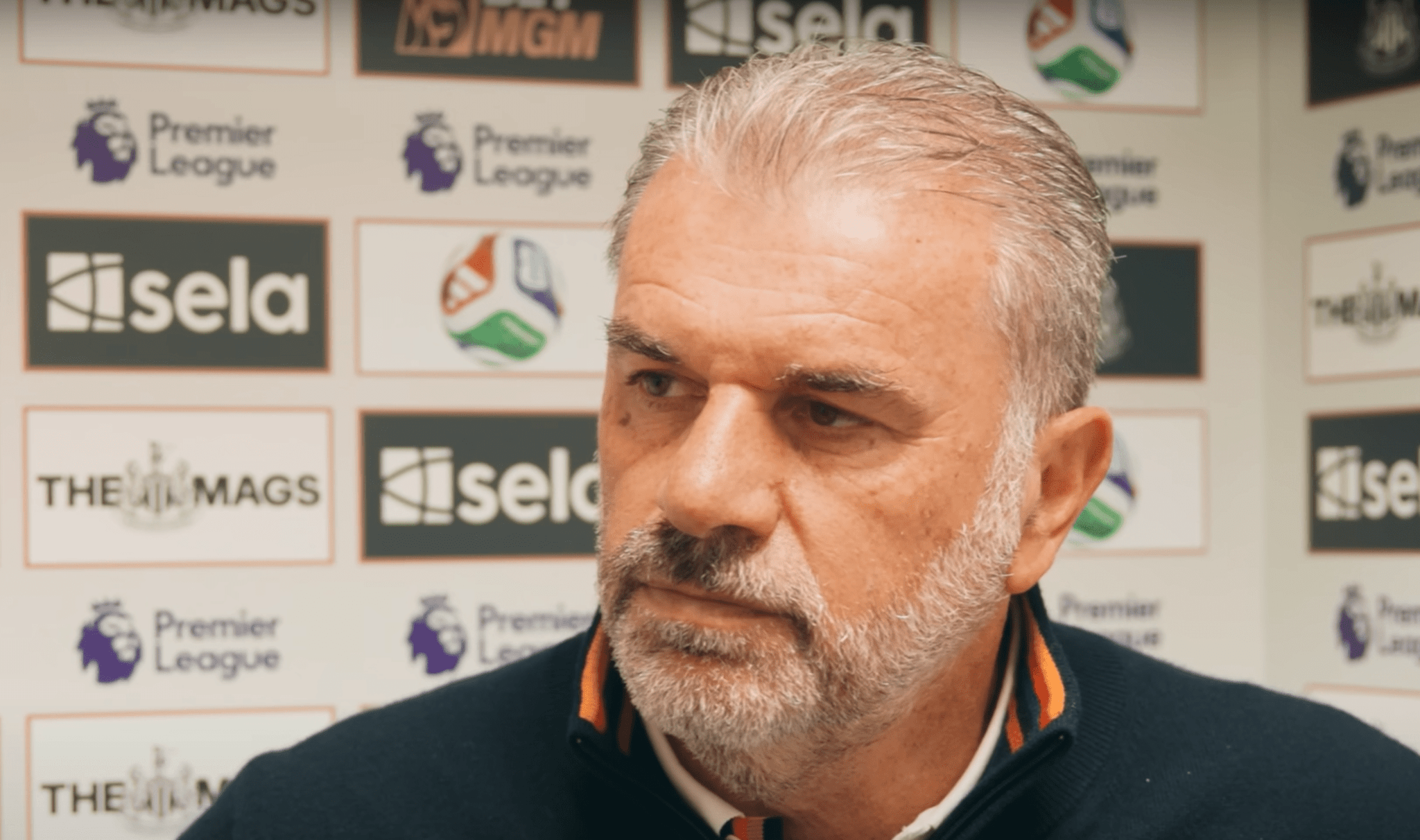 Ευδιάθετος και χαμογελαστός μετά την απόλυση ο Ποστέκογλου - Η φωτογραφία του με μικρό φίλαθλο (photo)