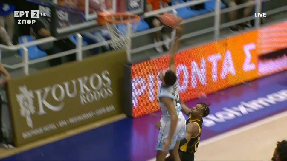 Υπέρμετρος ενθουσιασμός: Ο Μπάρμπιτς πήγε να καρφώσει και κατέληξε στο παρκέ (video)