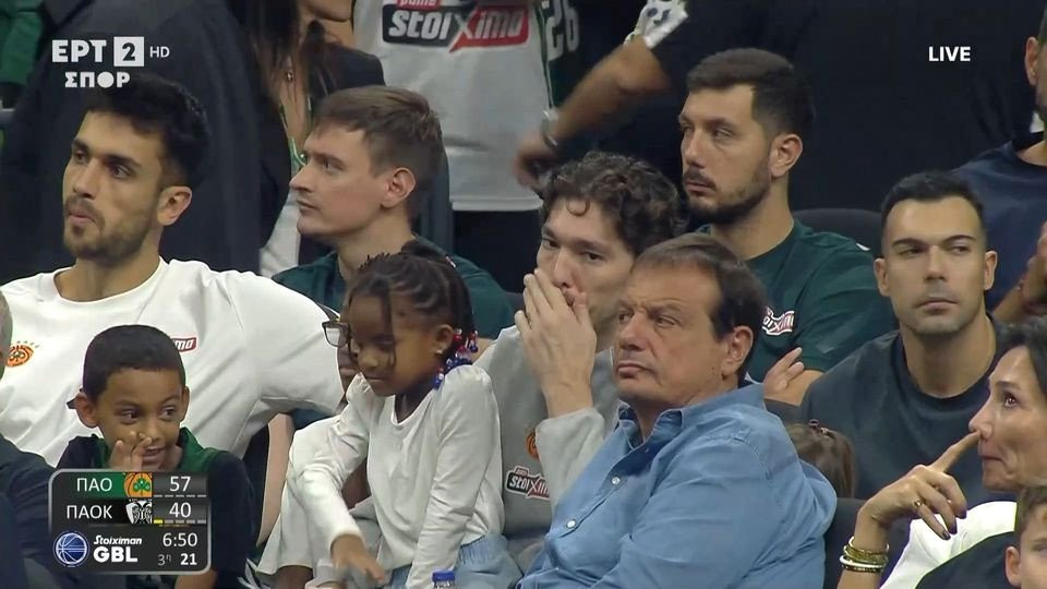 O Aταμάν και οι απόντες του Παναθηναϊκού παρακολούθησαν από τις κερκίδες το παιχνίδι με τον ΠΑΟΚ (video)