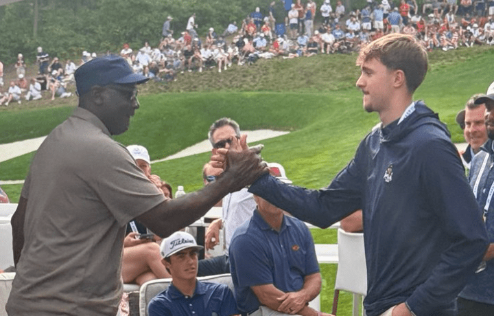 Μία συνάντηση με «αστερόσκονη» από το παρελθόν και το μέλλον: Ο Τζόρνταν δίνει το χέρι του στον Φλαγκ