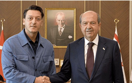 Προκλητικός Οζίλ: «Να αναλάβουμε δράση κατά των εμπάργκο που έχουν επιβληθεί στους Τουρκοκύπριους»