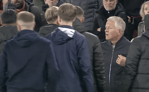 Προπονητής στην Αγγλία αποβλήθηκε γιατί κλώτσησε την μπάλα σε... οπαδό της ομάδας του (video)