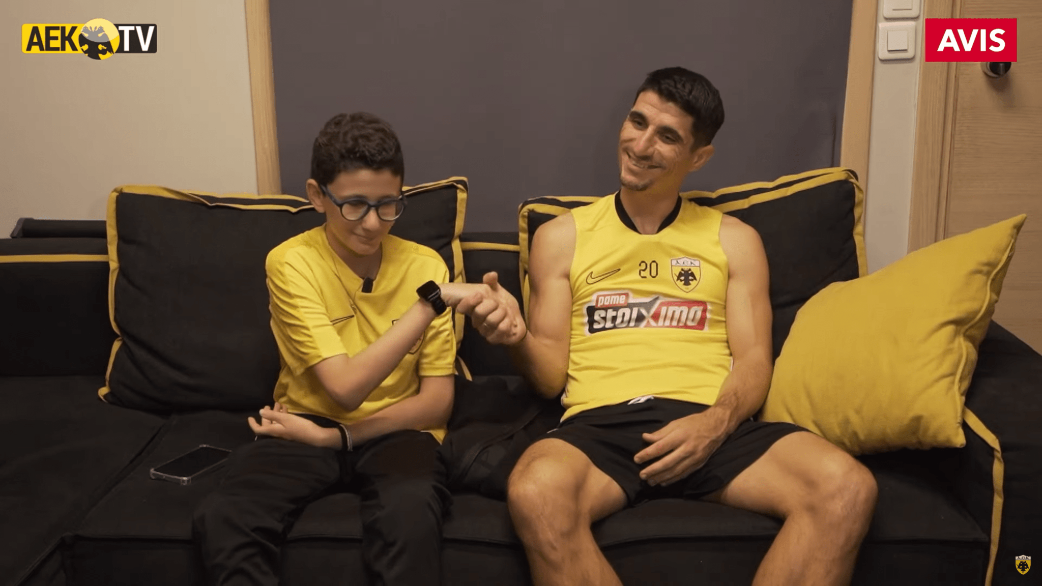 Η «ανάκριση» του μικρού Μιχαήλ στον Μάνταλο - «Η ΑΕΚ είναι σπίτι μου, πάμε για τα 500 παιχνίδια» (video)