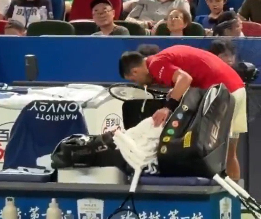 Ο Τζόκοβιτς έκανε εμετό λόγω της ακραίας ζέστης στη Σαγκάη (video)