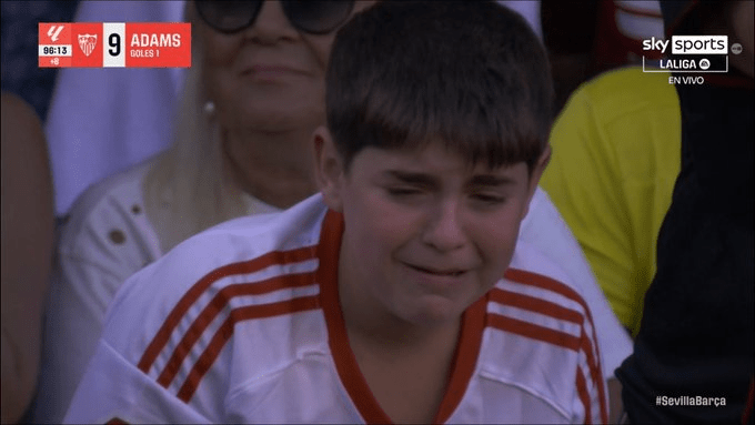 Συγκλόνισε ο μικρός φίλος της Σεβίλλης που ξέσπασε σε κλάμματα στο 4-1 επί της Μπάρτσα