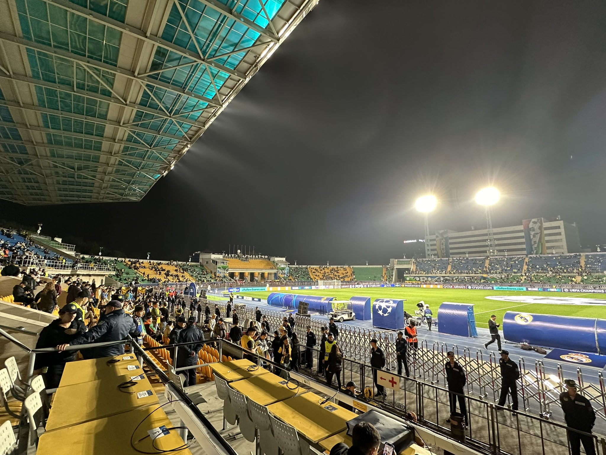 «Τρέλα» στο Καζακστάν: 30 χιλιάδες οπαδοί της Καϊράτ έξω από το γήπεδο (video)