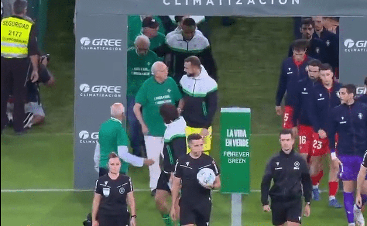 Υπέροχη πρωτοβουλία της Μπέτις: Οι παίκτες βγήκαν στο γήπεδο με τους γηραιότερους κατόχους διαρκείας (video)