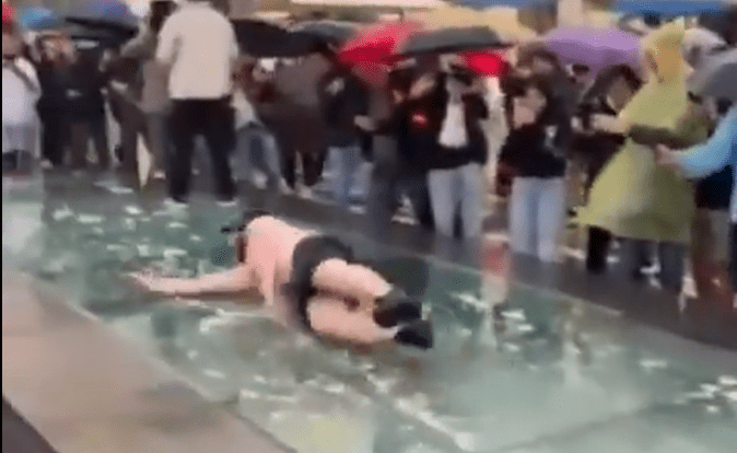 Οπαδοί της Γκόου Αχέντ Ιγκλς έκαναν... τσουλήθρα μέσα στην βροχή στο Μοναστηράκι! (video)