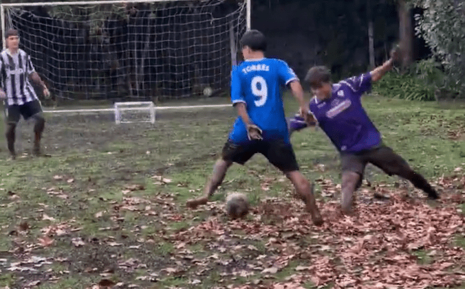 «Ισχυρό DNA»: Ο γιος του Αγκουέρο, εγγονός του Μαραντόνα και βαφτισιμιός του Μέσι «μαγεύει» με την μπάλα (video)