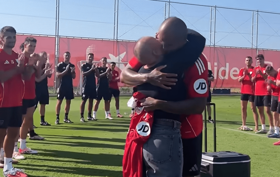 Υπέροχη στιγμή στην Σεβίλλη: Η γυναίκα του Μαρκάο νίκησε τον καρκίνο κι αποθεώθηκε στην προπόνηση (video)