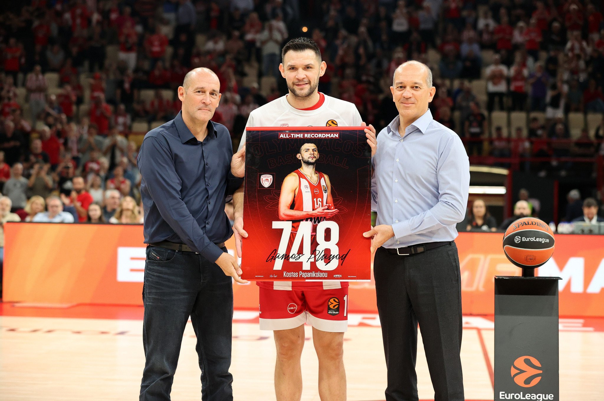 Ο Παπανικολάου βραβεύτηκε για τις περισσότερες συμμετοχές στην ιστορία του Ολυμπιακού (video)