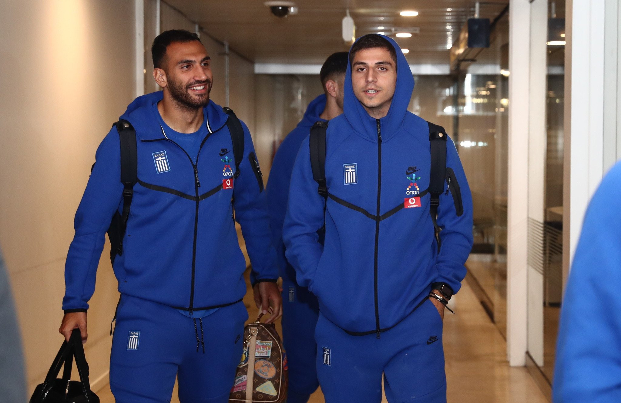 Η Εθνική έφθασε στην Κοπεγχάγη και οι διεθνείς... μπερδεύτηκαν στην έξοδο του αεροδρομίου! (video)