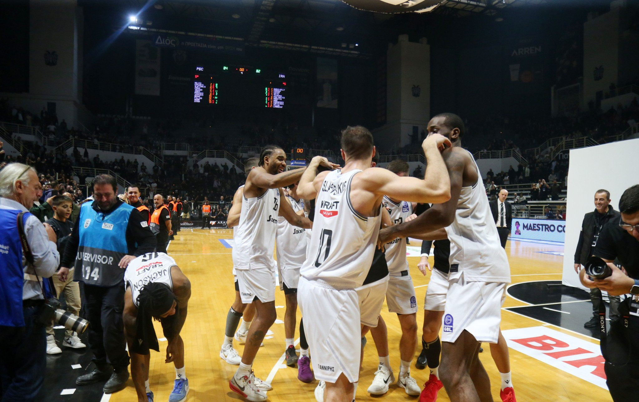 Έξαλλοι οι πανηγυρισμοί των παικτών του ΠΑΟΚ μετά την νίκη τους στο ντέρμπι της Θεσσαλονίκης (video)