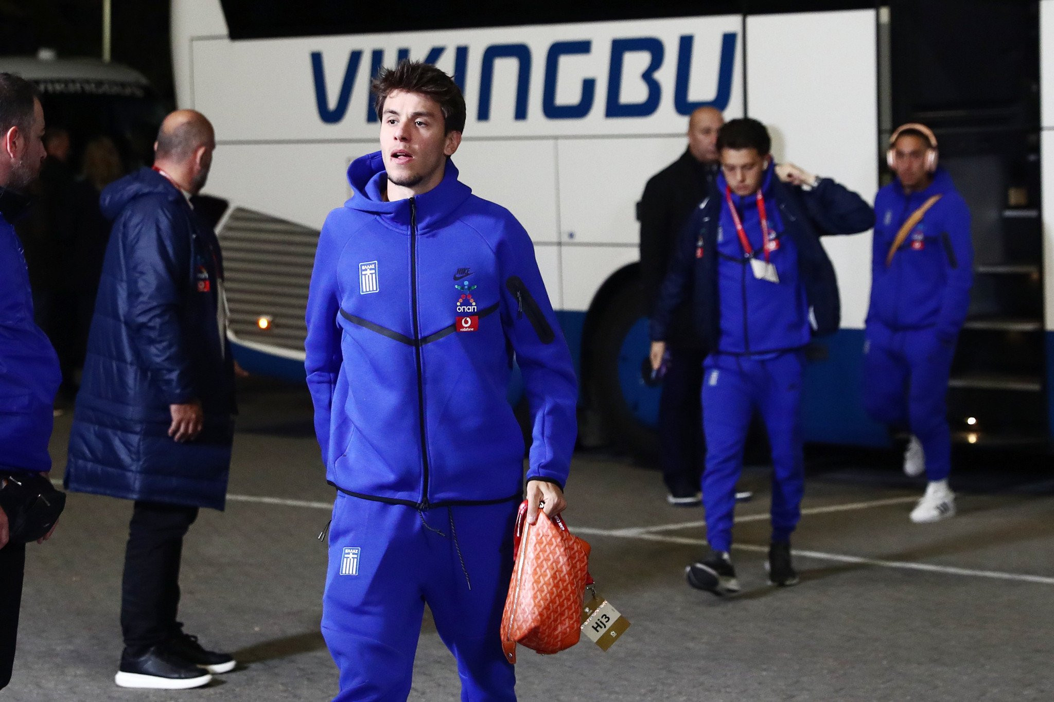 Έφτασε στο «Πάρκεν» η Ελλάδα, αποθέωση από τον κόσμο της (video)