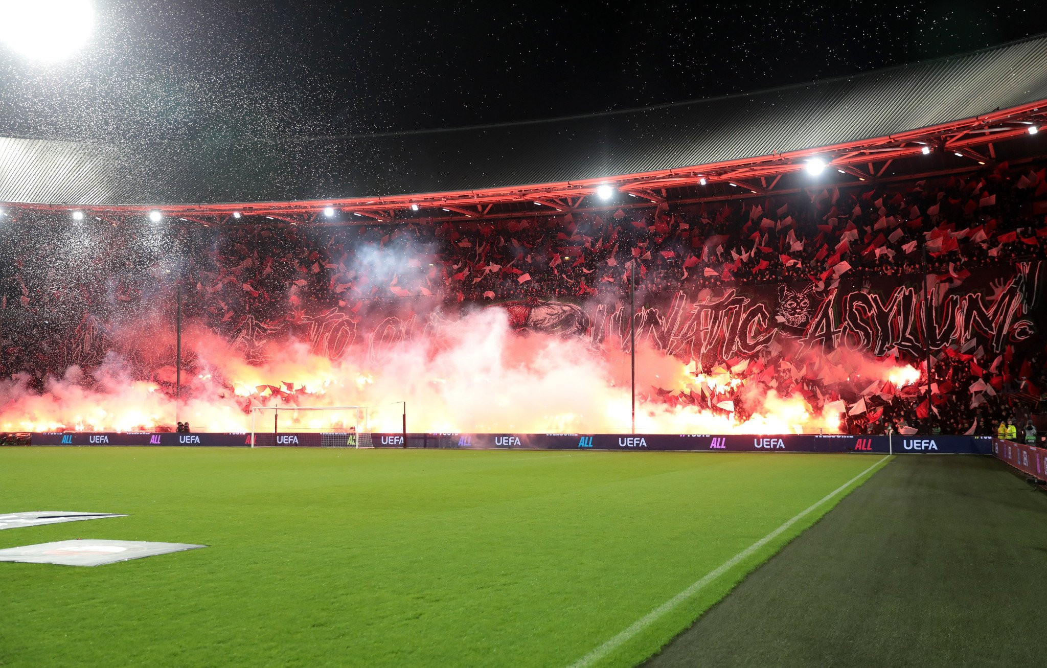 Πήρε... φωτιά το Ρότερνταμ: Το βίντεο του Athletiko με την τρομερή ατμόσφαιρα των οπαδών της Φέγενορντ