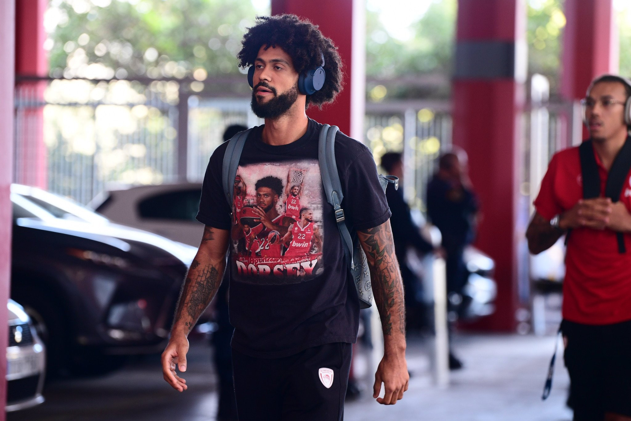 Ο Ντόρσεϊ με μπλουζάκι... Ντόρσεϊ - Το βίντεο του Athletiko από την άφιξή του στο ΣΕΦ