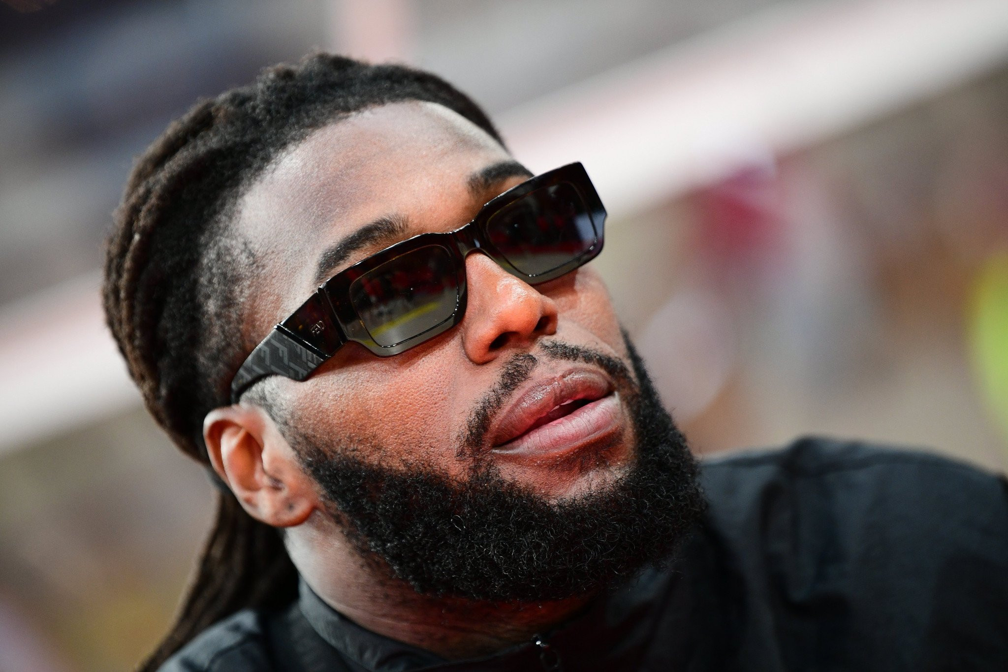 Καμουφλαρισμένος με κουκούλα ο Λεσόρ στο Σύνταγμα – Στάθηκε να δει τη φοιτητική πορεία (video)