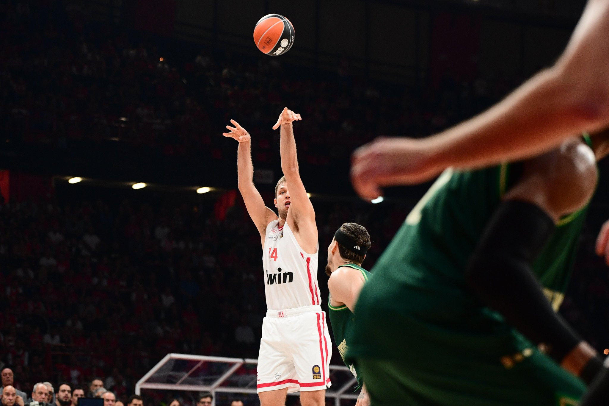 Το buzzer beater του Βεζένκοφ στο ημίχρονο του Ολυμπιακός - Παναθηναϊκός (video)