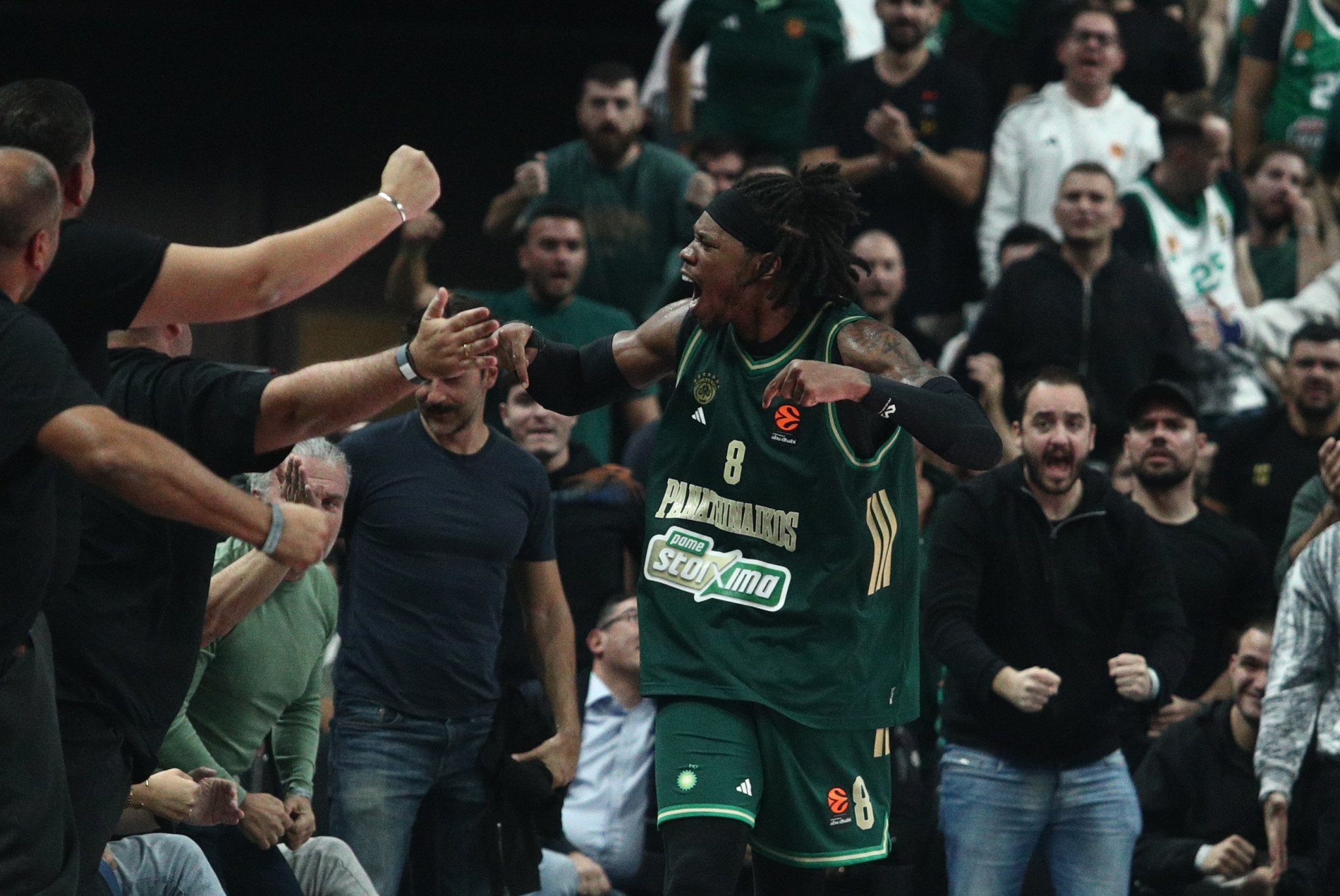 Τα κεράκια 32, οι πόντοι του 24: Ο Ρισόν Χολμς έκανε πάρτι γενεθλίων στο glass floor του «T-Center»