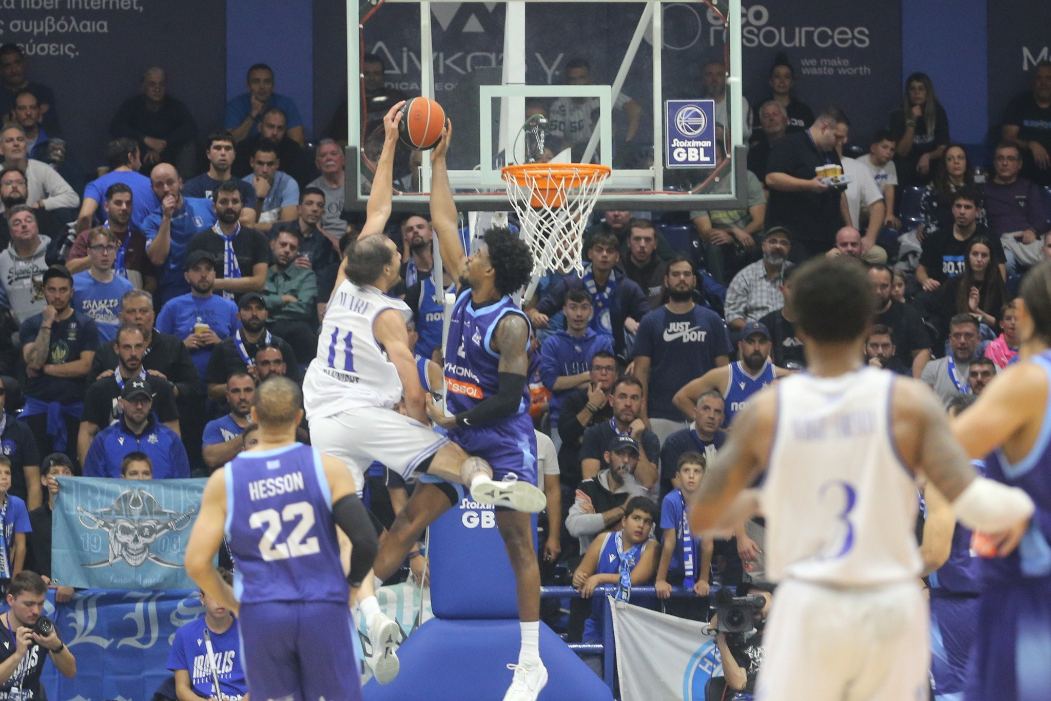 Εικόνες από το ανακαινισμένο γήπεδο της Μυκόνου (video)