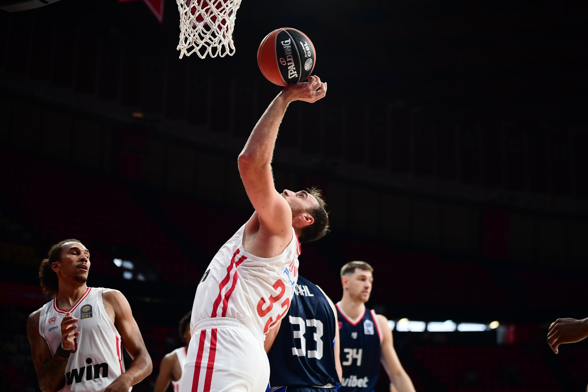 Ο Μιλουτίνοφ αστόχησε σε λέι απ και ξέσπασε στη βάση της μπασκέτας (video)