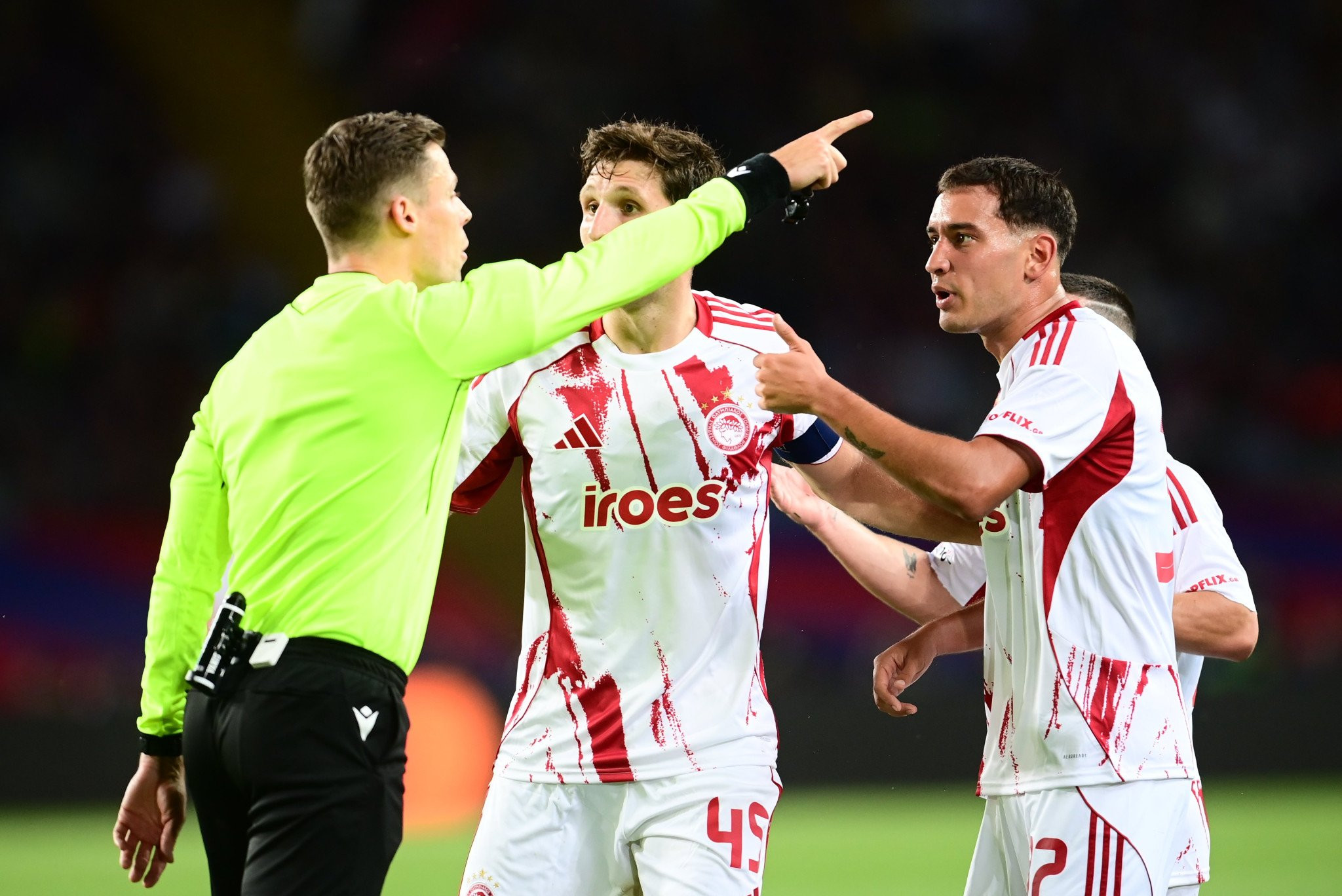 Σάλος και στο «X» με την αποβολή του Έσε - «Η πιο ντροπιαστική στιγμή που έχω δει στο ποδόσφαιρο...»