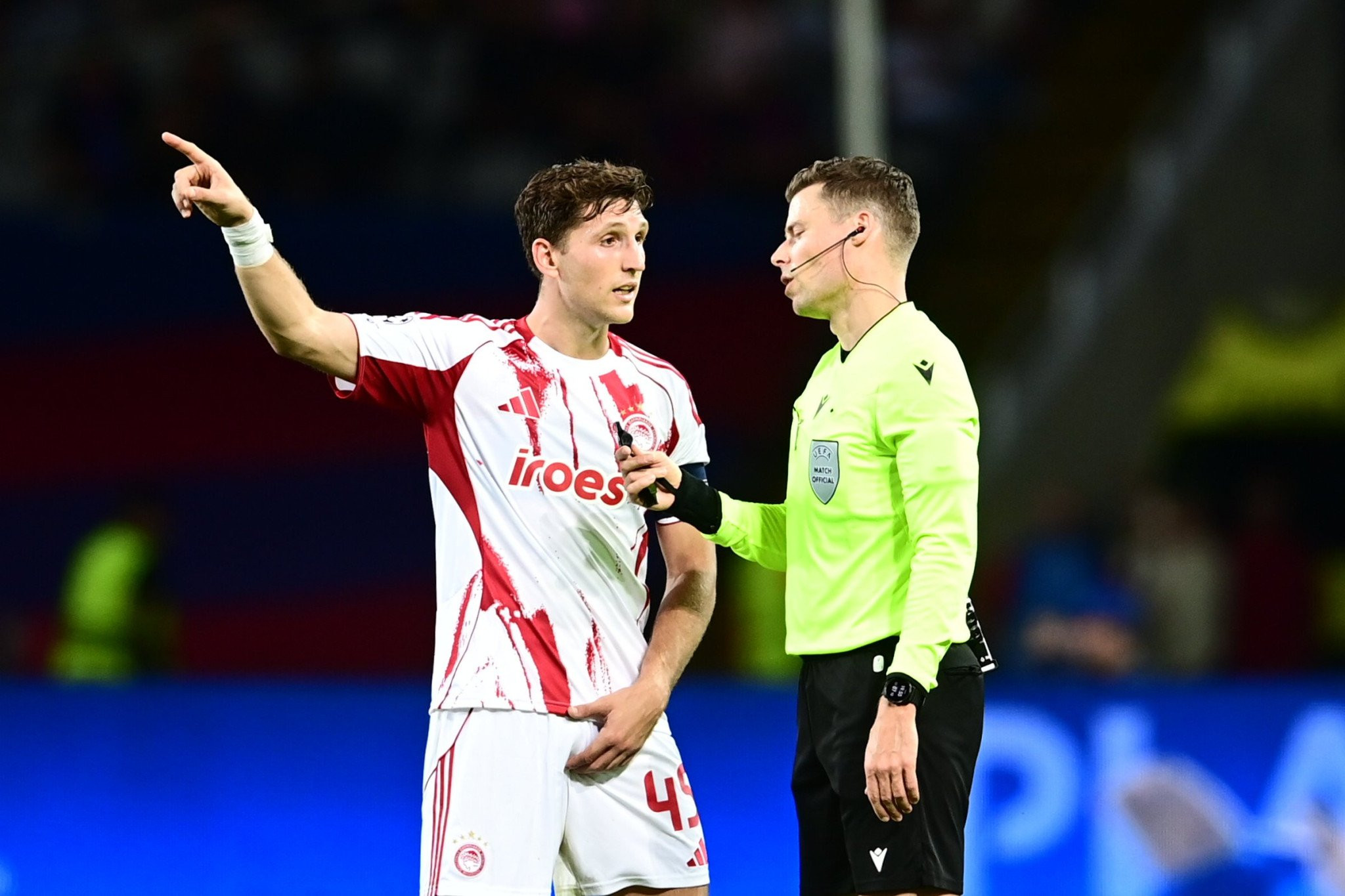 Marca και AS «κατακεραυνώνουν» τον διαιτητή: «Ανύπαρκτη η αποβολή του Έσε, βουτιά του Ράσφορντ το πέναλτι»