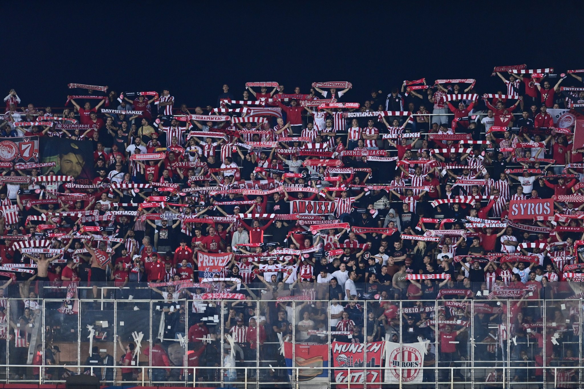 «Πάντα δίπλα μας, πάντα ενωμένοι»: Το «ευχαριστώ» του Ολυμπιακού στον κόσμο του που ταξίδεψε στην Βαρκελώνη (video)