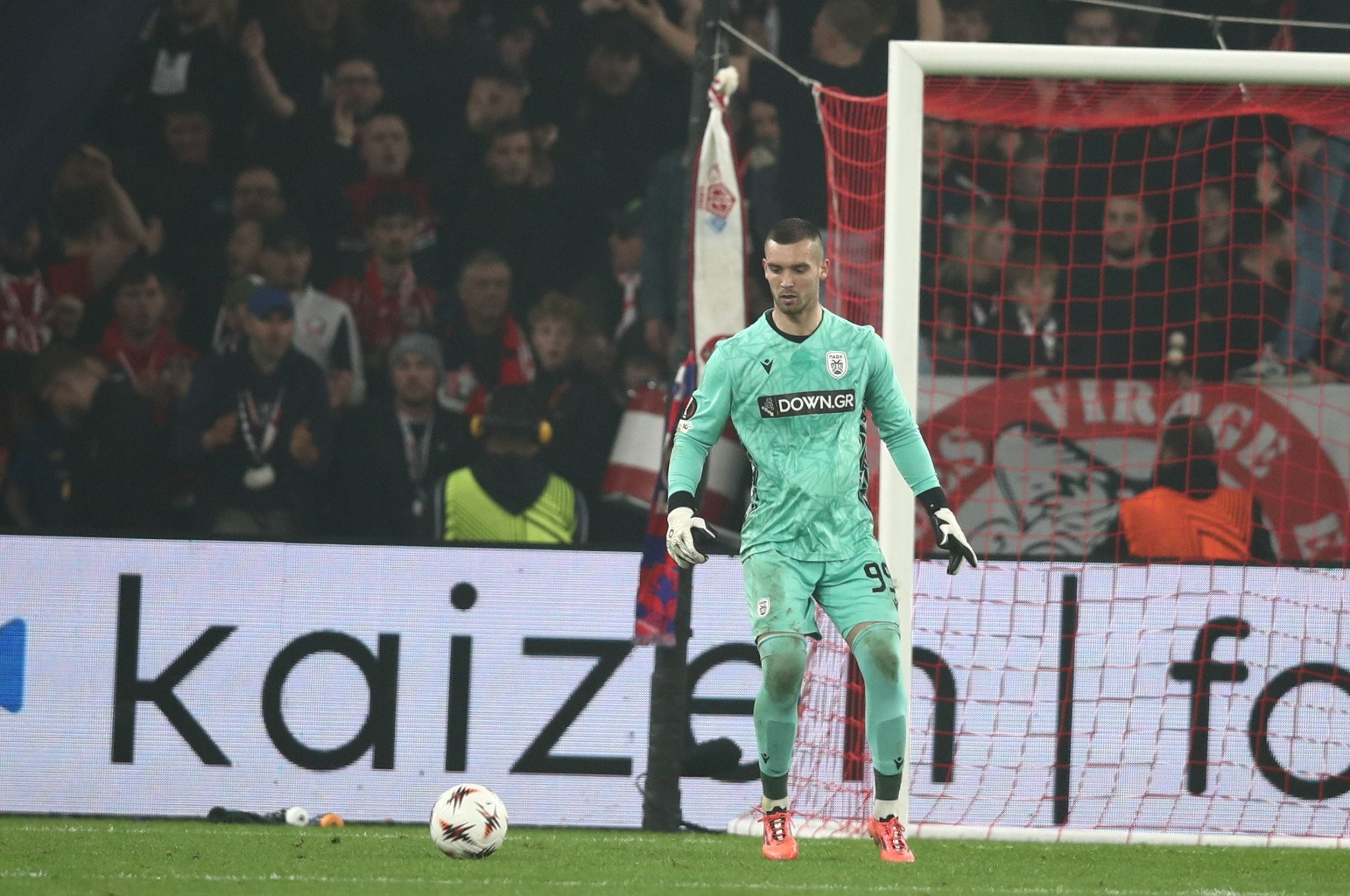 Το ευρωπαϊκό κοστούμι του Τσιφτσή μπήκε στη βιτρίνα της UEFA (video)