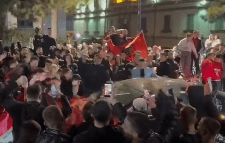 Χαμός στην Αλβανία μετά τη νίκη επί της Σερβίας: Πυροβολισμοί, πανηγύρια και... άρωμα Ελλάδας (video)