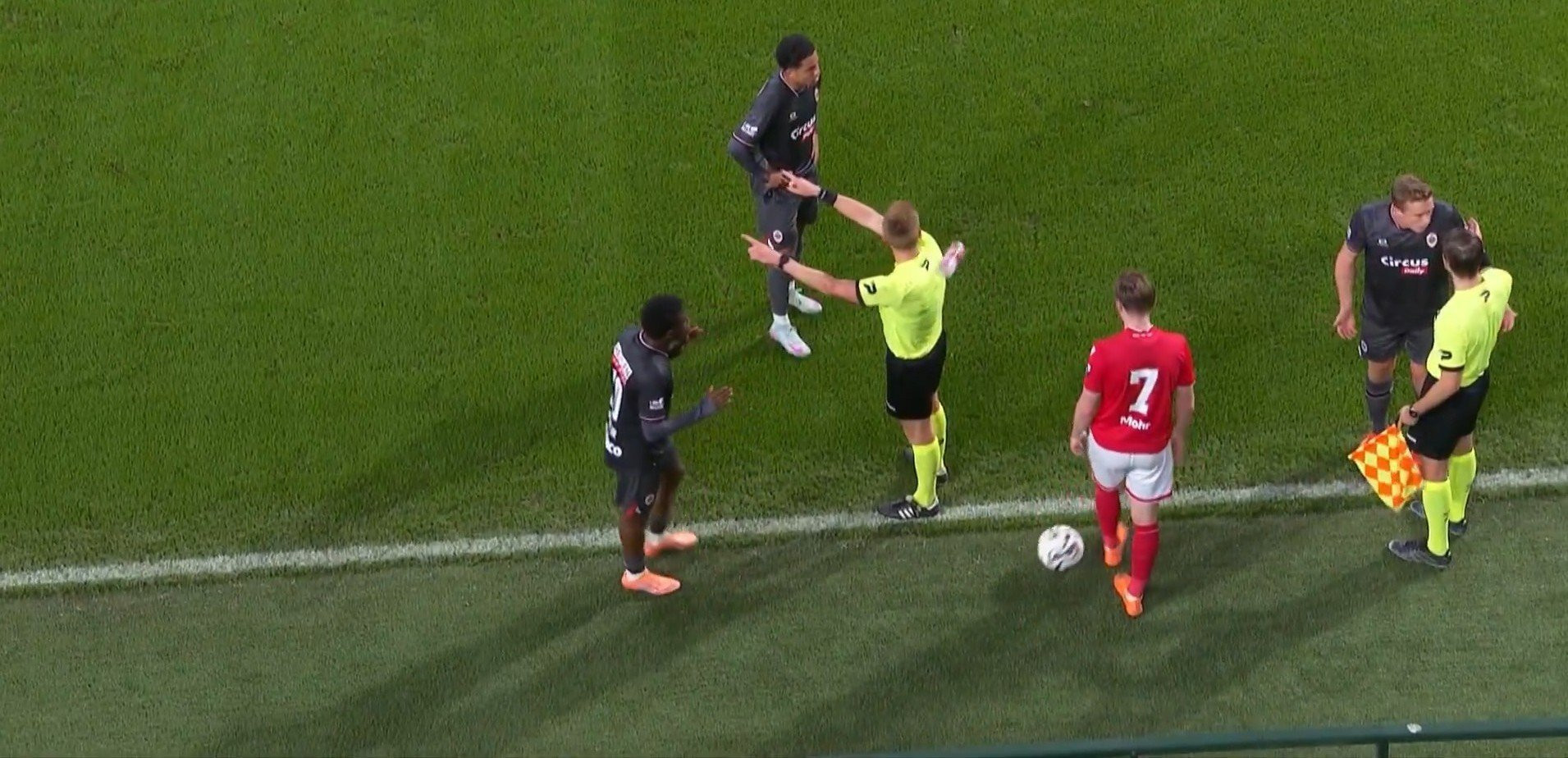 Διαιτητής διέκοψε στο 87' τον αγώνα επειδή του πέταξαν ποτήρι (video)