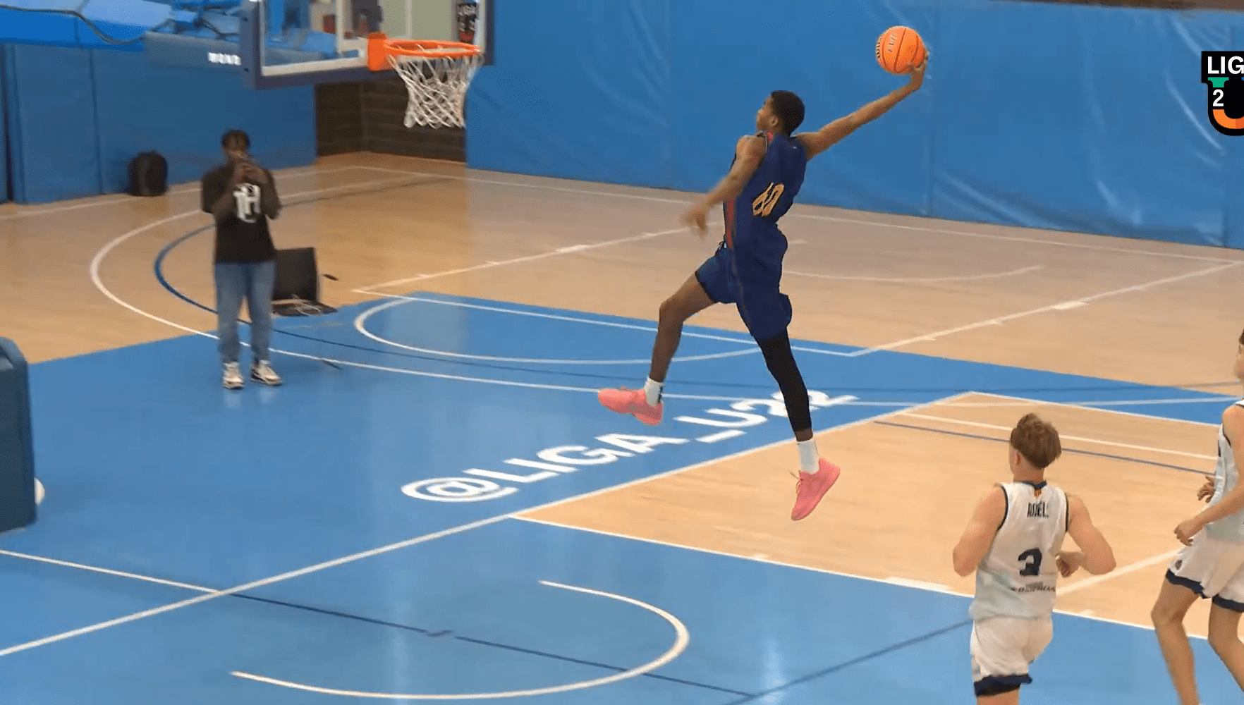 Εικόνες από το μέλλον: To 13χρονο αστέρι της Μπαρτσελόνα καρφώνει σαν NBAer (video)