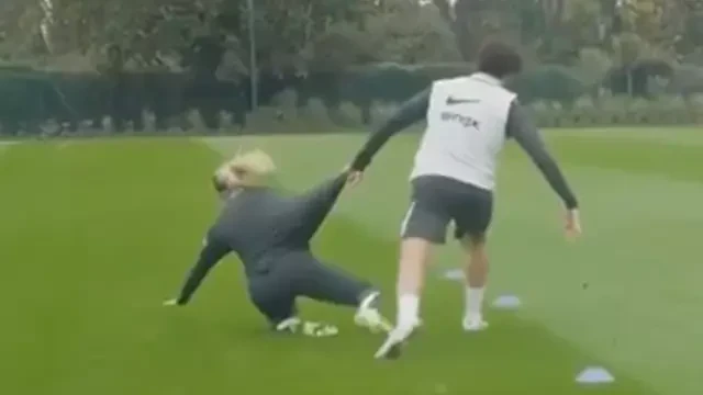 Δε χαρίζεται σε κανέναν και... καμία ο Ντιέγκο Κόστα - Πέταξε κάτω συμπαίκτρια του στην προπόνηση (video)