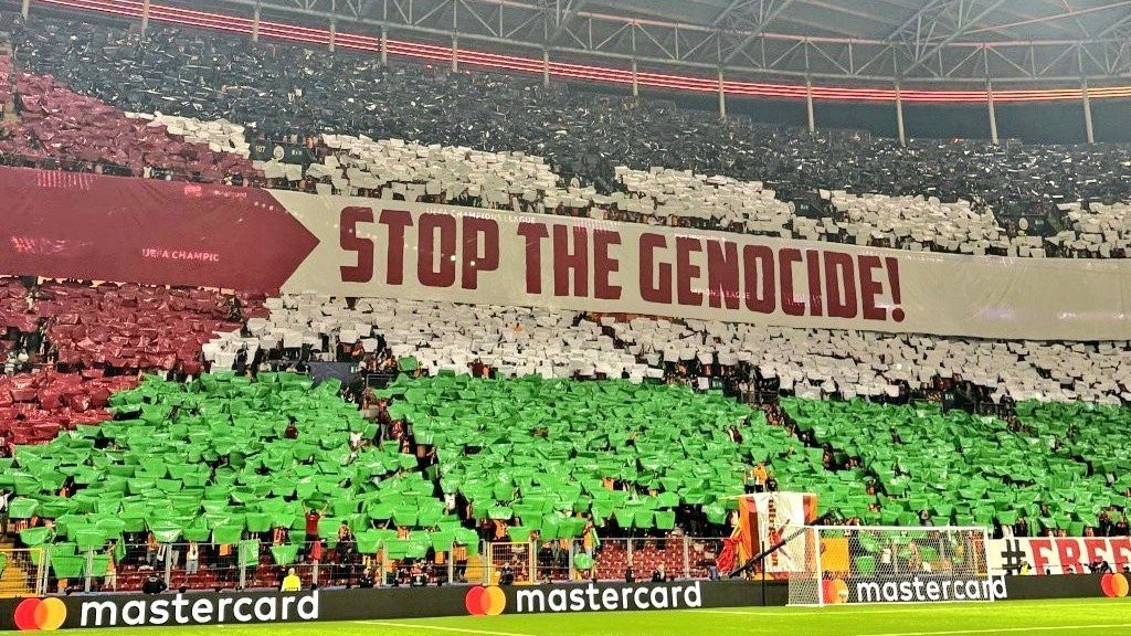Πανό της Γαλατασαράι για την Παλαιστίνη: «Σταματήστε τη γενοκτονία» (video)