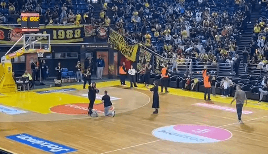 Ζευγάρι πήγε στο Αλεξάνδρειο για να δει μπάσκετ και... έφυγε παντρεμένο (photo)