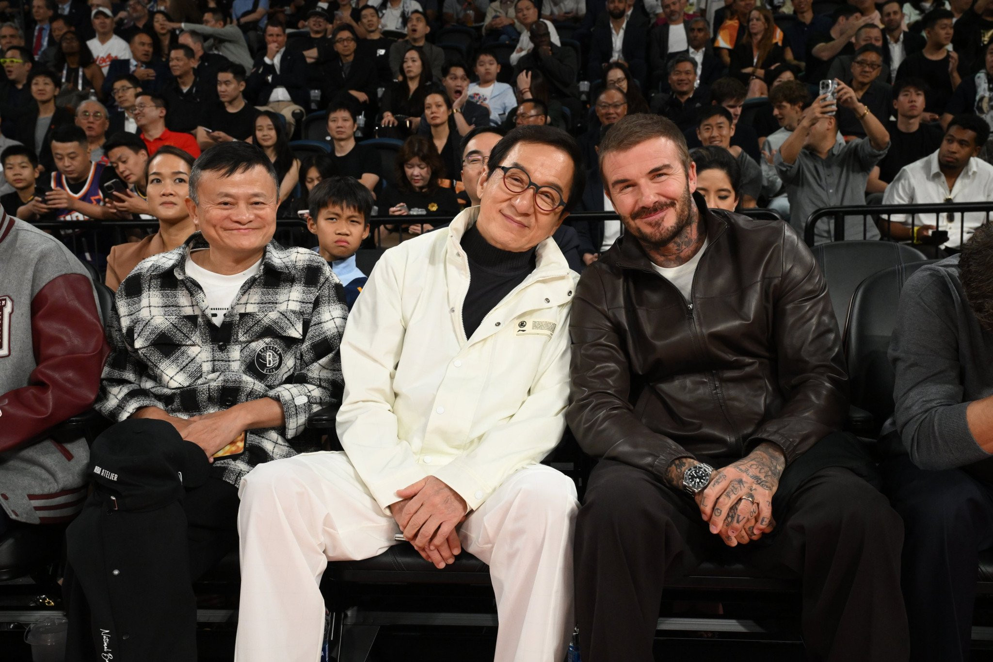 Τι κάνει ο Ντέιβιντ Μπέκαμ και ο Τζάκι Τσαν στην Κίνα; Βλέπουν NBA (video)