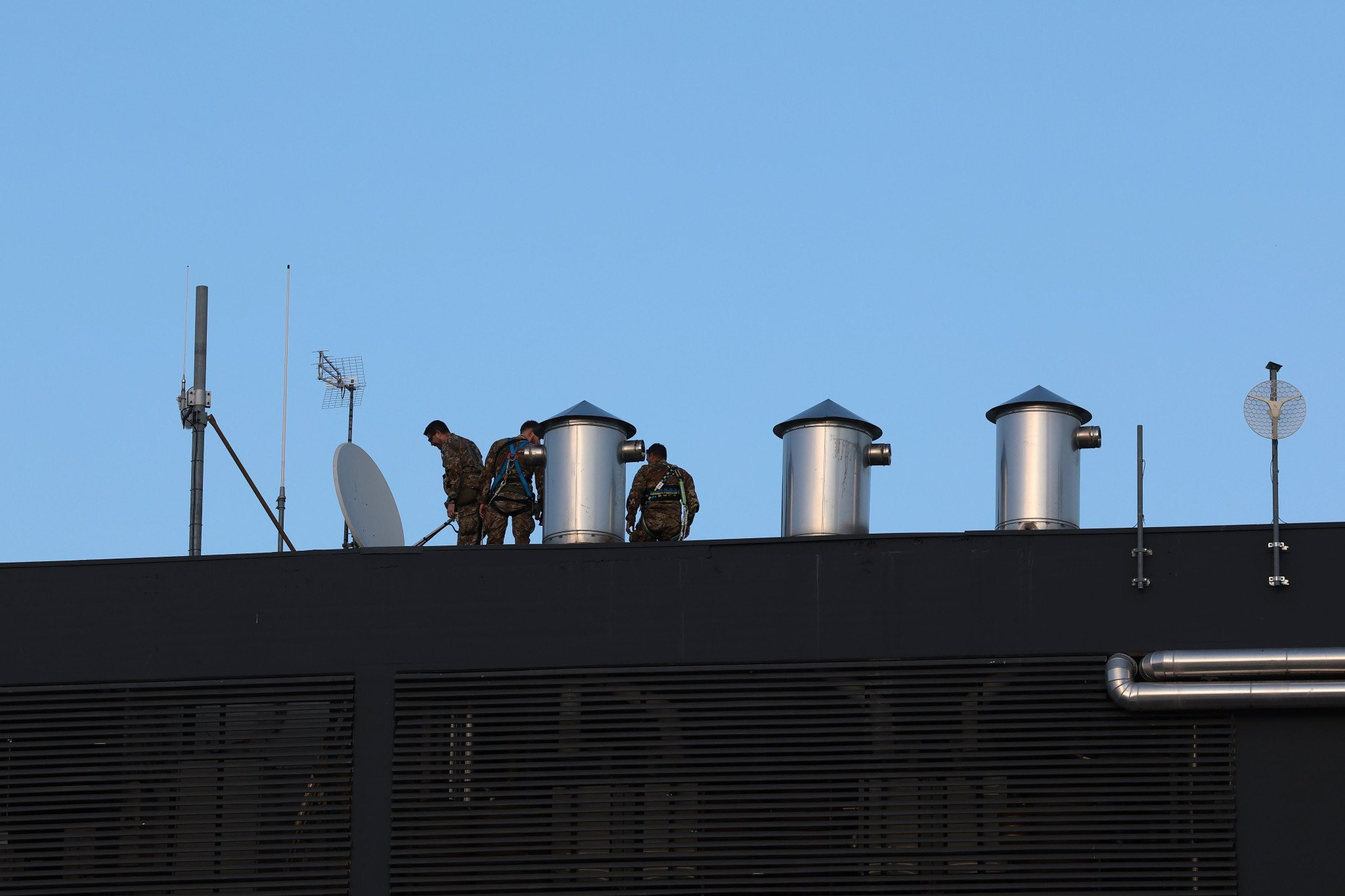 Ελεύθεροι σκοπευτές, ελικόπτερα και χημικά για έναν αγώνα - Που οδηγείται το ποδόσφαιρο;