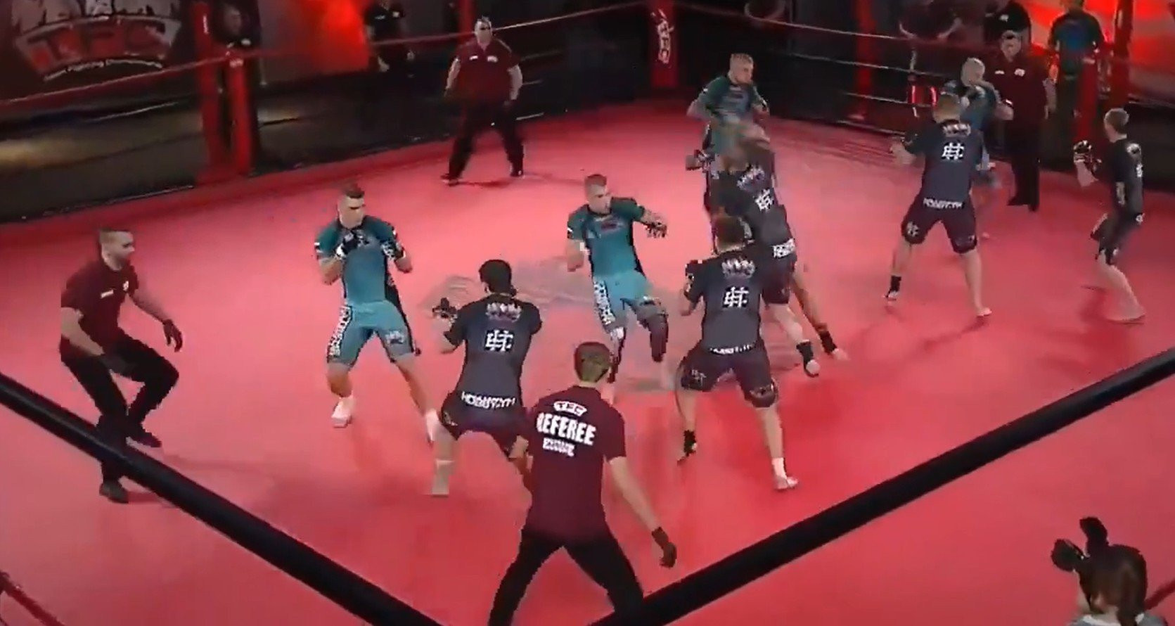 Αδιανόητες εικόνες - Χούλιγκαν συναντήθηκαν για να παίξουν ξύλο σε ρινγκ 5Χ5 (video)