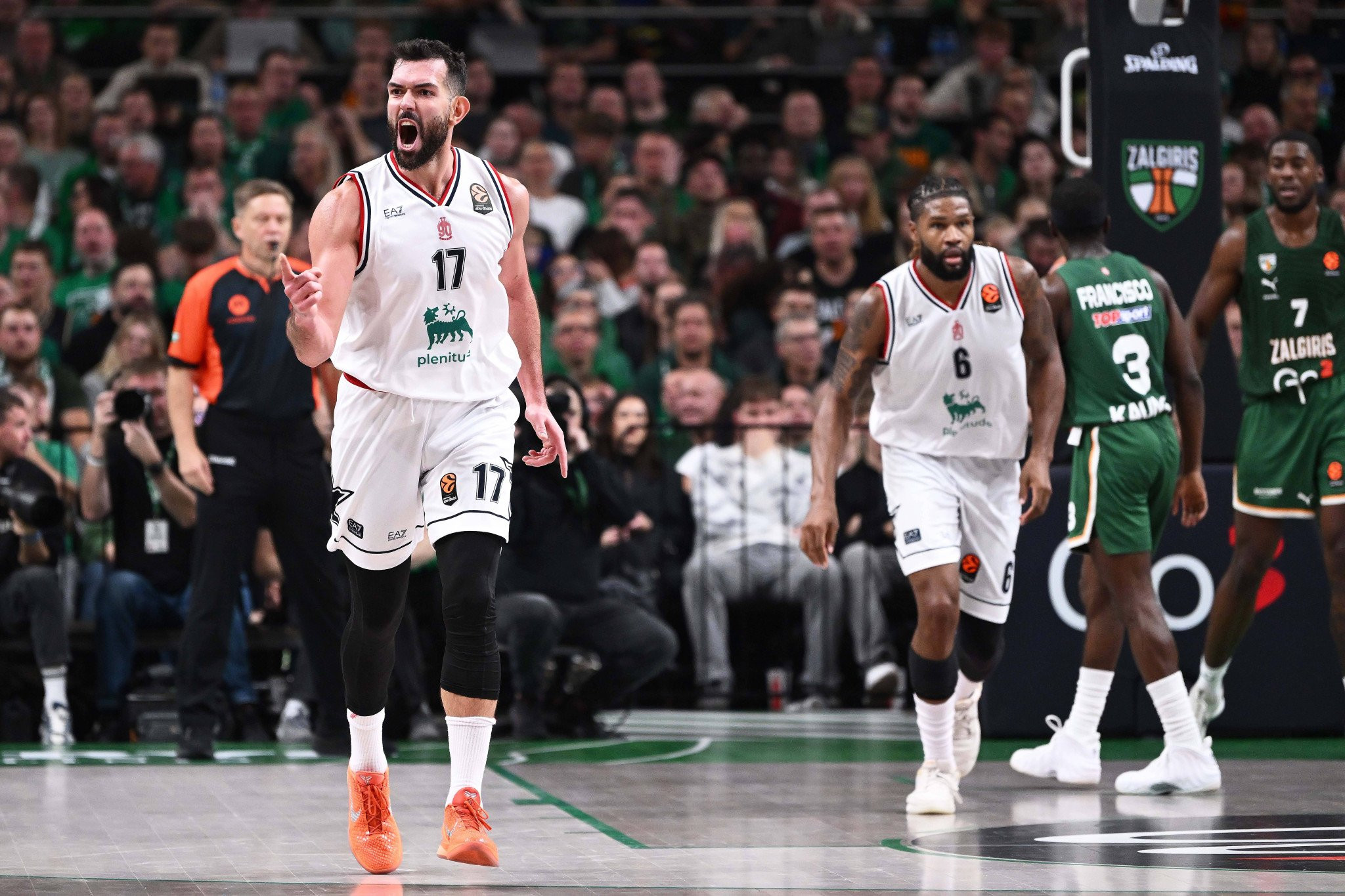 Πολύ σκληρή για να πεθάνει η Αρμάνι, πέρασε από το Κάουνας