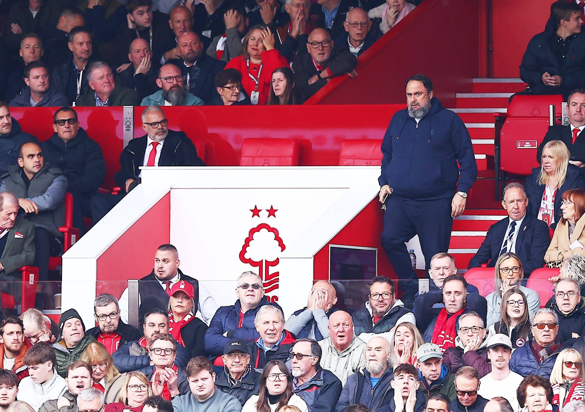 O Μαρινάκης έφυγε από το γήπεδο στο 66ο λεπτό και απέλυσε τον Ποστέκογλου 45 λεπτά αργότερα!