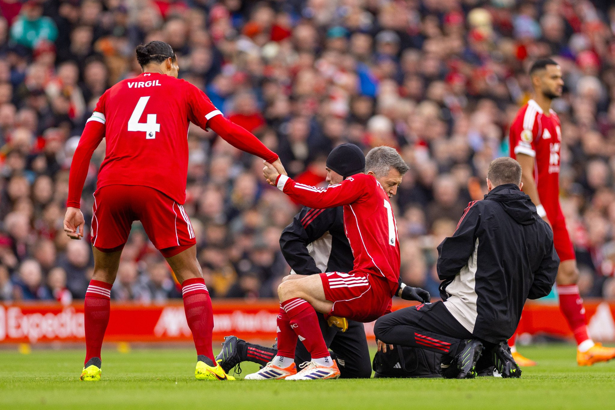 ο τραυματισμός του ΜακΆλιστερ λίγο πριν το γκολ της Γιουνάιτεντ - Γιατί δεν σταμάτησε το ματς