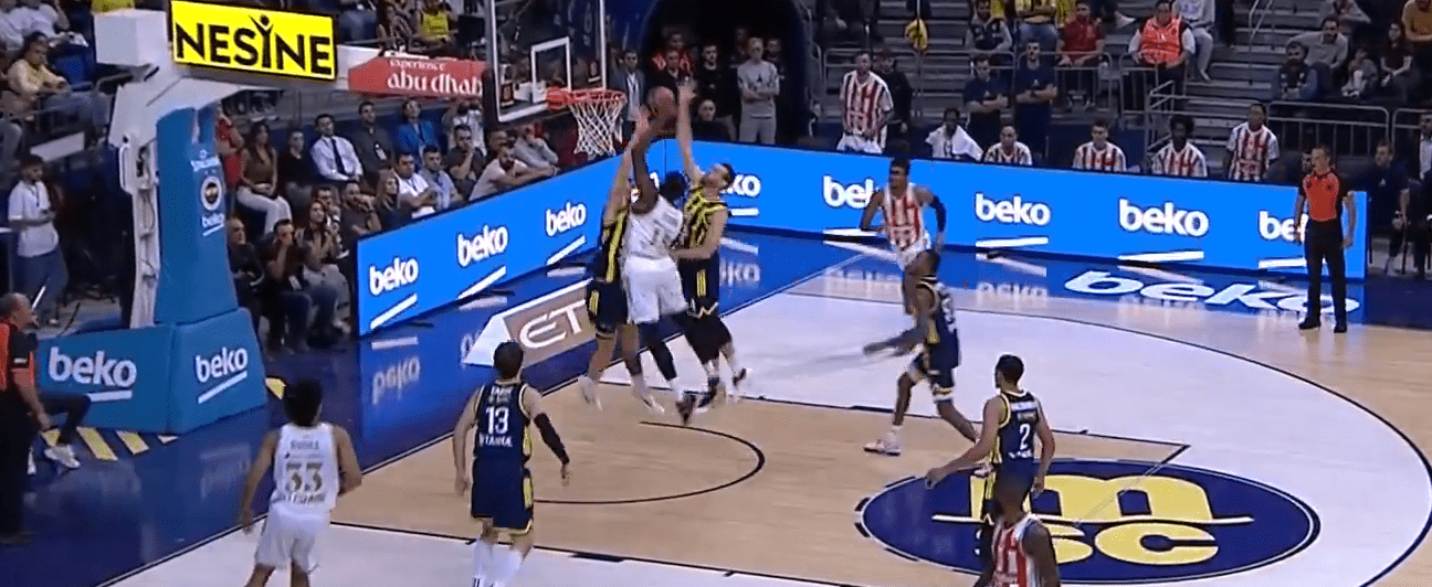 Απίθανο κάρφωμα από τον Ιζούντου που κάρφωσε... στο πρόσωπο των Γιάντουνεν και Μέλι (video)