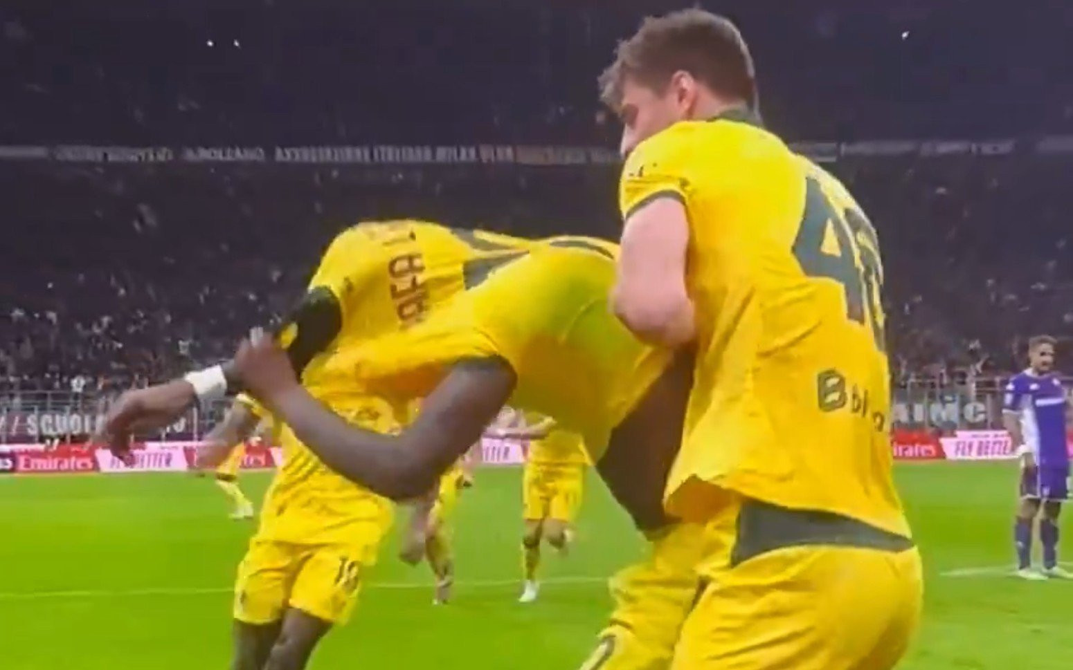 Δεν άφησαν τον Λεάο να βγάλει την φανέλα στον πανηγυρισμό του - Ο λόγος (video)