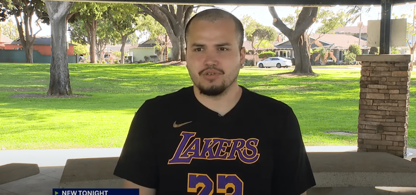 Αυτός είναι ο φίλαθλος των Λέικερς που έκανε μήνυση στον ΛεΜπρόν επειδή τον... κορόιδεψε (video)