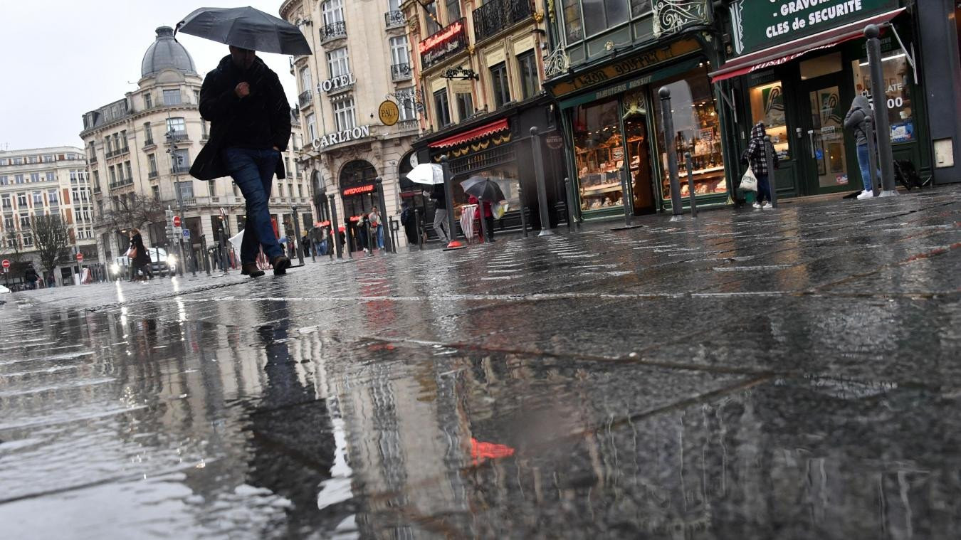 Κακοκαιρία στο Λιλ αλλά το ματς σώζεται λόγω γηπέδου