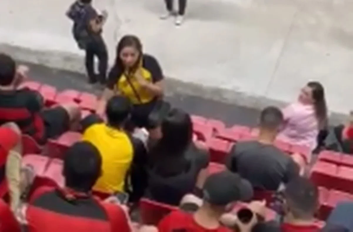 Απίθανο video: Γυναίκα έκανε τσακωτό τον σύζυγό της να την απατά και… έφυγε από το γήπεδο μαζί με την ερωμένη!