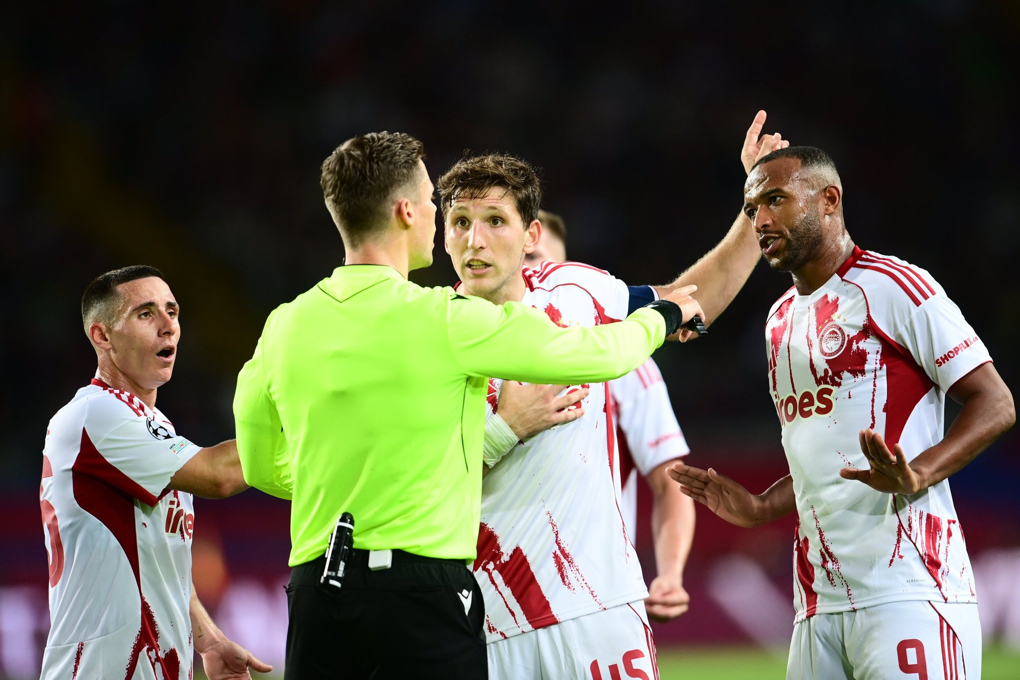 Έξαλλος στα αποδυτήρια των διαιτητών ο επικεφαλής διαιτησίας της UEFA μετά το Μπαρτσελόνα - Ολυμπιακός