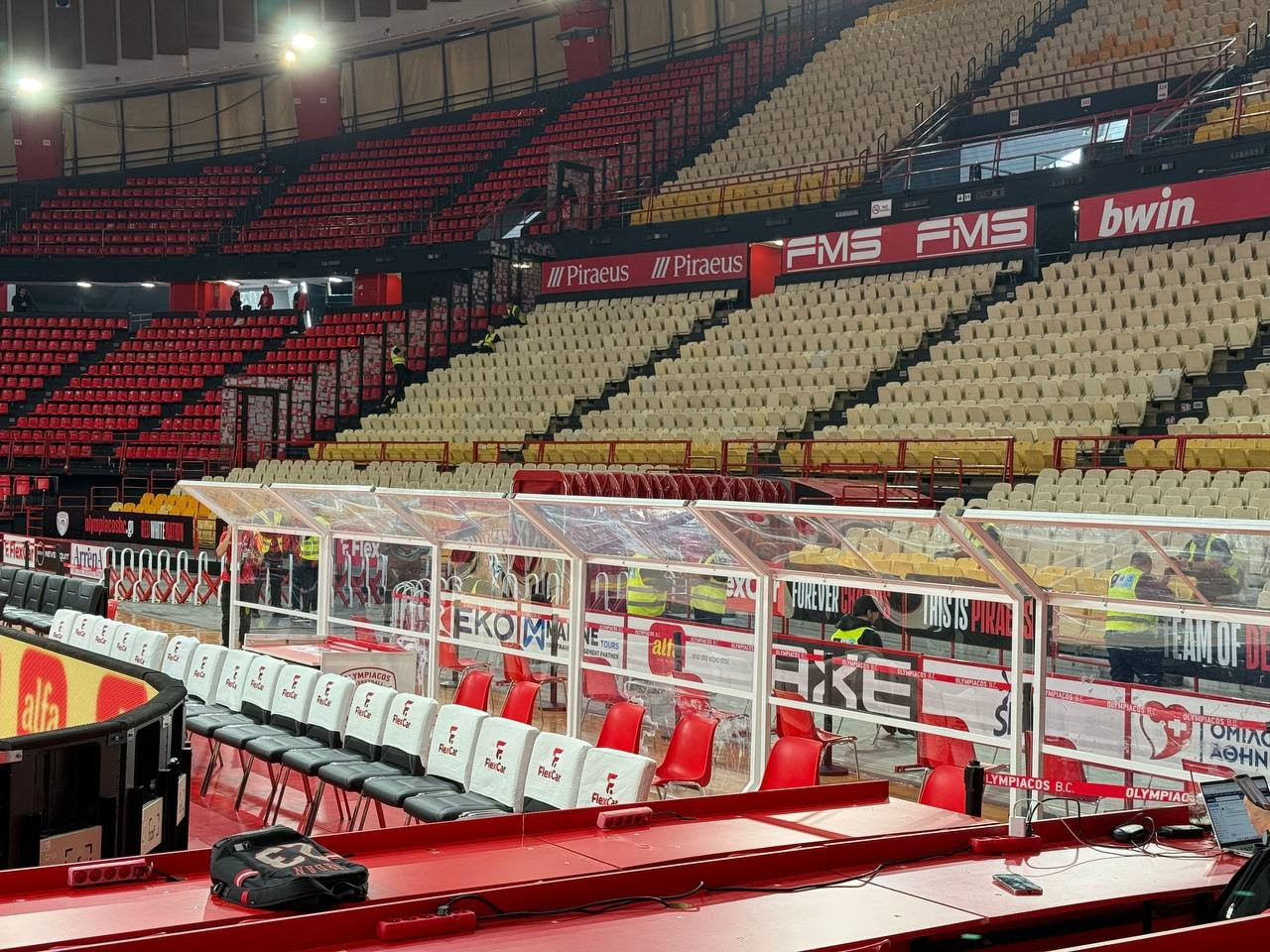 Εγκαταστάθηκε το... κλασσικό πλεξιγκλάς στο ΣΕΦ πίσω από τον πάγκο του Παναθηναϊκού